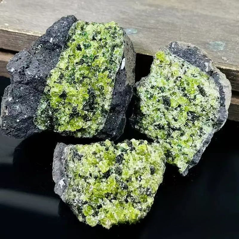 Natural Olivine Raw Stone Crystal Mineral Specimen - Aroma Diffuser Stone, Air-Purifying Decorative Mineral for Aquarium Landscaping, Zen & Decor, Natural Olivine Crystal Crystal with Mineral Inclusions (Whole Bulk)