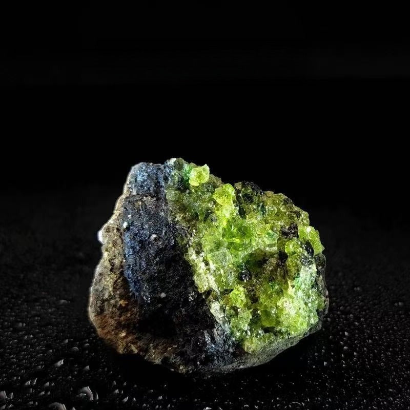 Natural Olivine Raw Stone Crystal Mineral Specimen - Aroma Diffuser Stone, Air-Purifying Decorative Mineral for Aquarium Landscaping, Zen & Decor, Natural Olivine Crystal Crystal with Mineral Inclusions (Whole Bulk)